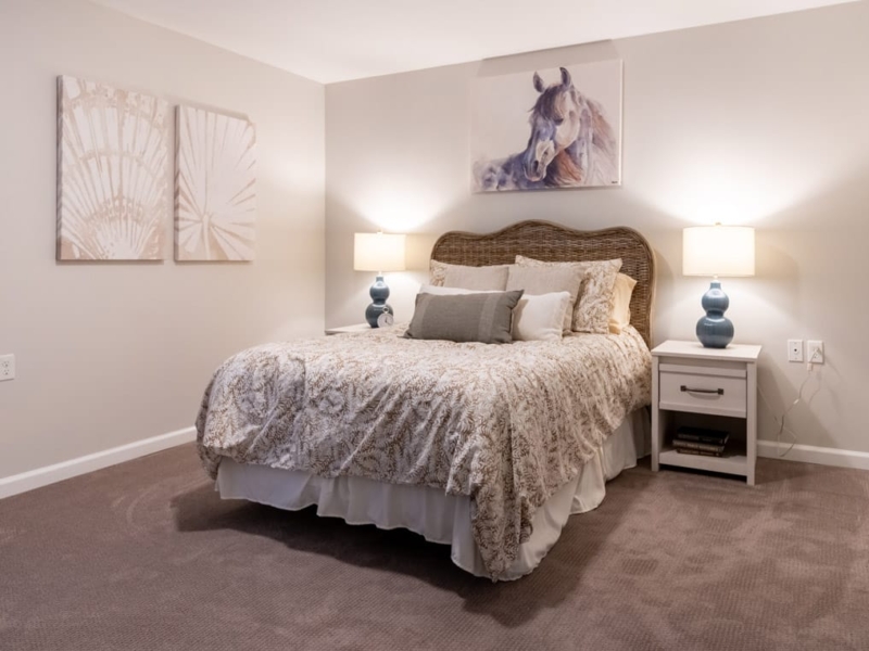 22-SPL-IL-Villa-0010 Senior bedroom with matching night stands