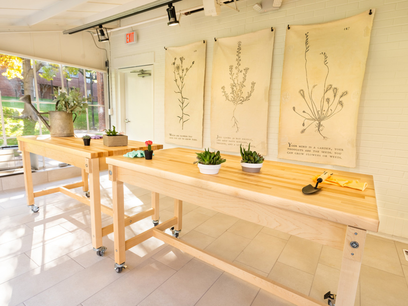 01-commone-gallery-04-1400x900 Bright outdoor gardening space with wooden tables