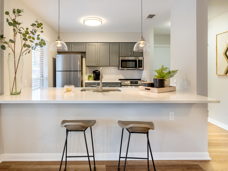 FWB-gallery04-1400×900 Bright and modern kitchen space with breakfast bar.